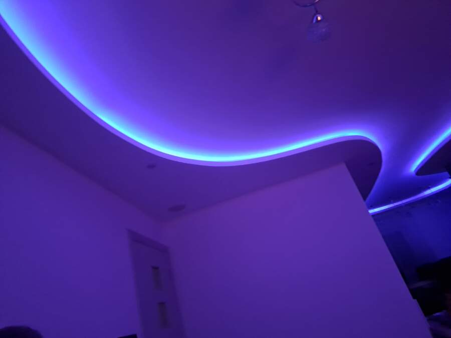Indirekte blaue LED-Beleuchtung entlang einer geschwungenen Decke
