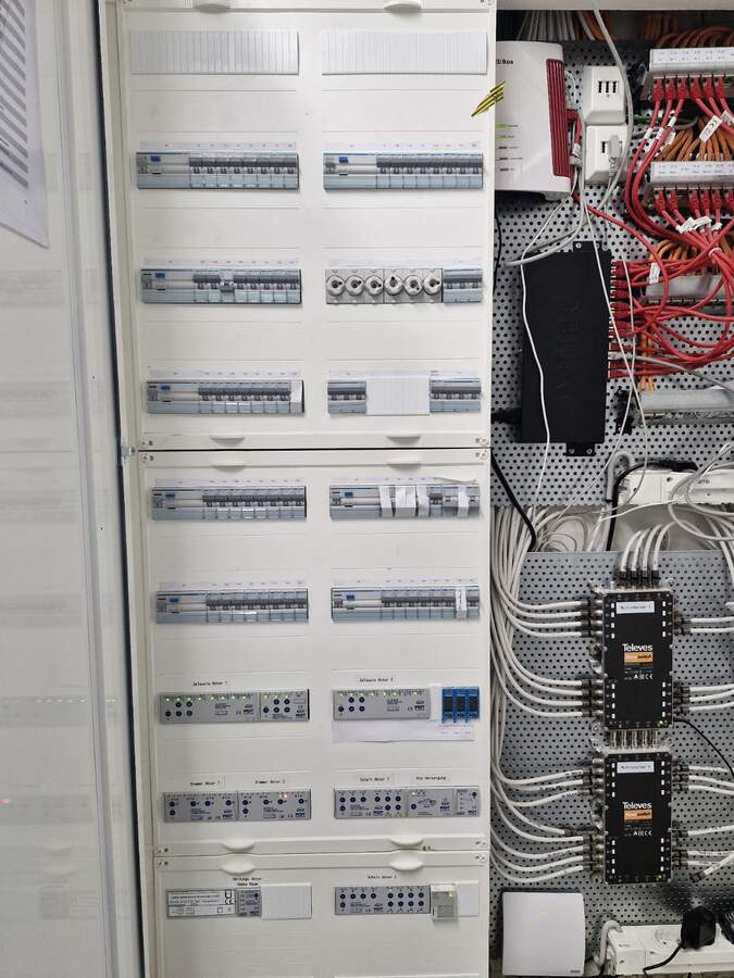 Verteilerschrank mit Netzwerkverkabelung und Kommunikationstechnik