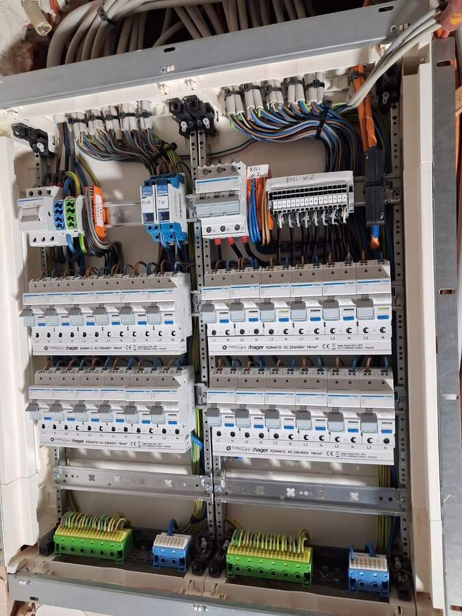 Unterverteilung mit Hager-Komponenten während der Montage